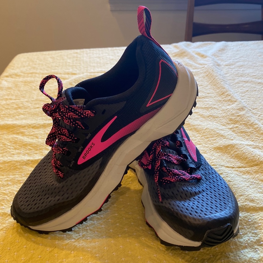 Brooks Divide 2. Womens size 5. Brand new never worn.